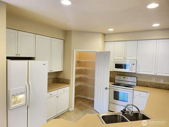 3rd image of 3301 Park Lane #A