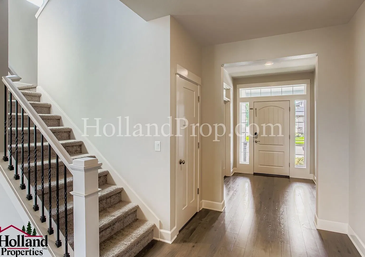 Spacious 5-Bedroom Hillsboro Home with A/C, Screened Porch & Green-Space Views — Photo 4