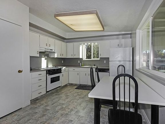 5th image of 1357 E. Lakewood Circle