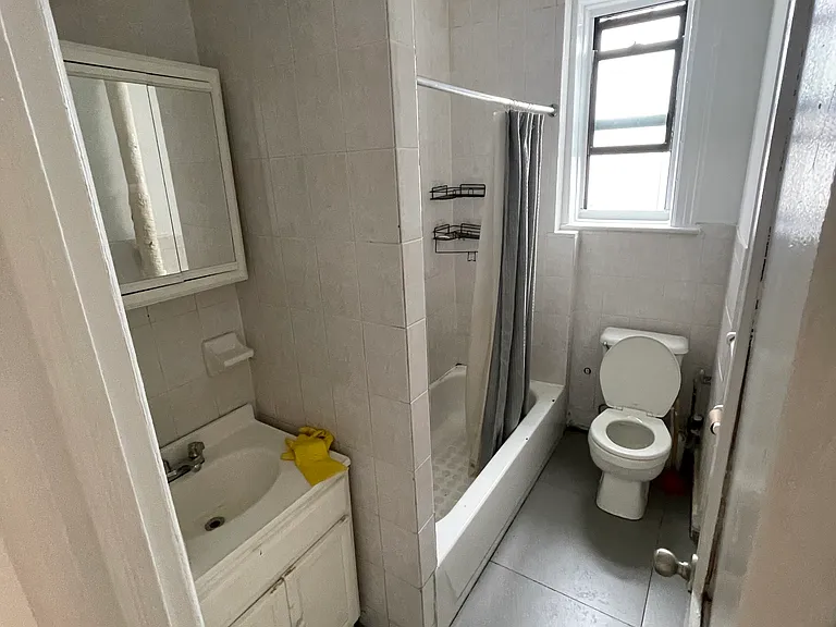 1402 W 4th St #1 — Photo 2