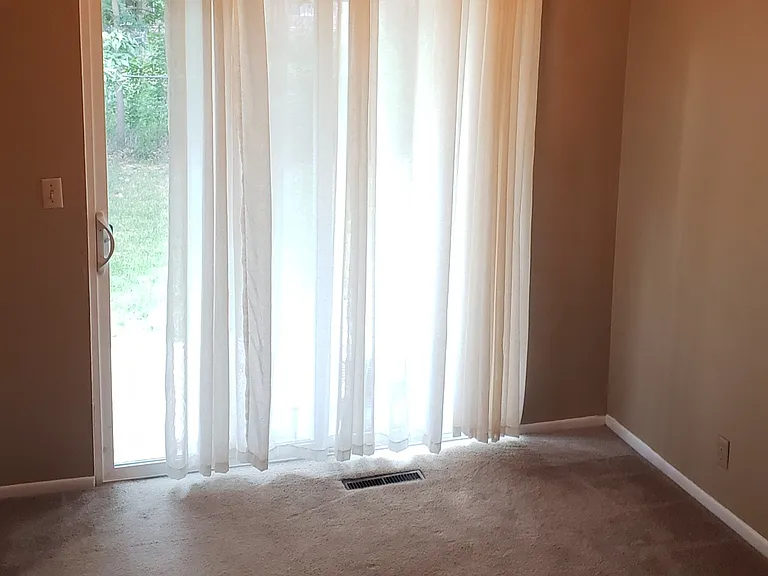 Dining room. Carpet replaced after this photo, in Oct 2025.