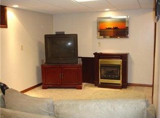 302 Farmcrest Dr, Oakdale, PA 15071