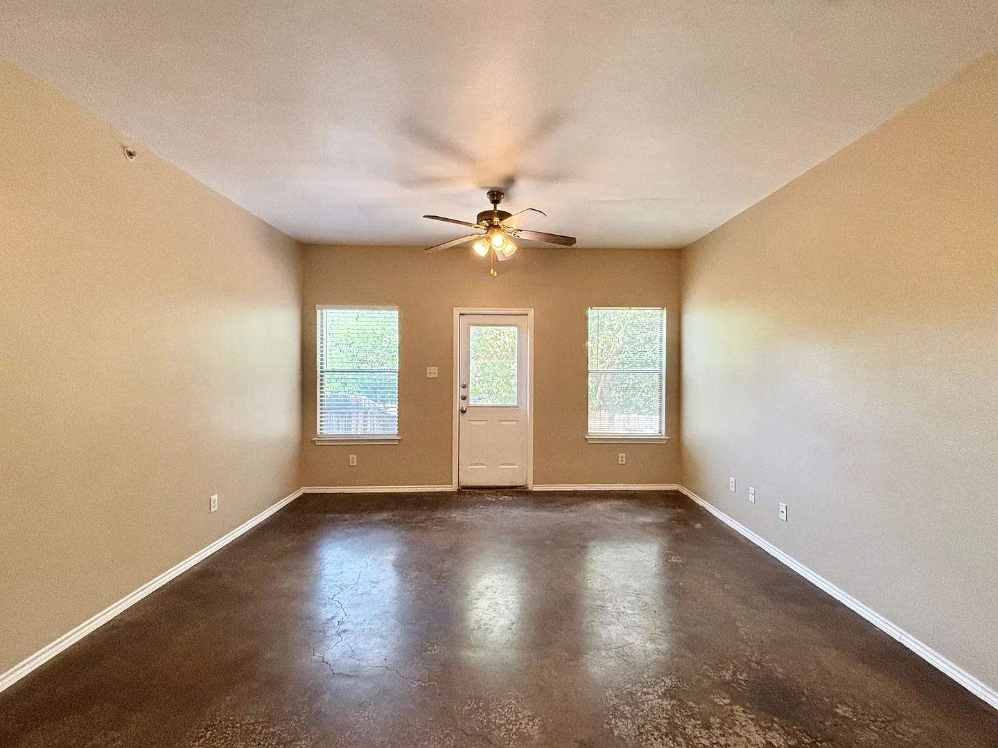 Conveniently located townhome! — Photo 2