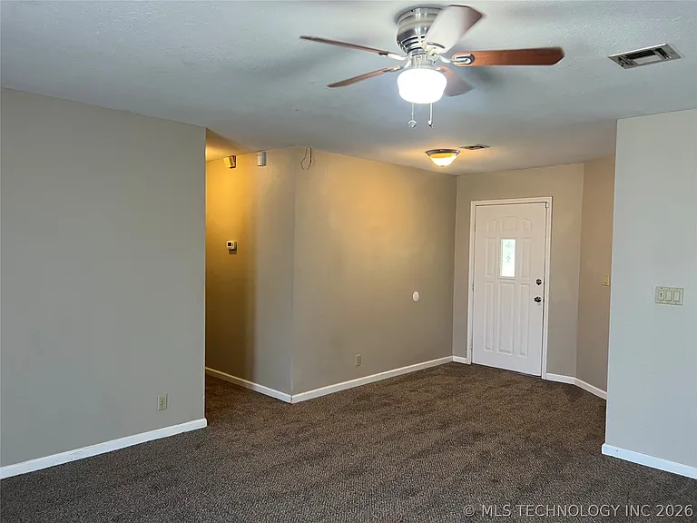 1105 W Fredericksburg St — Photo 3