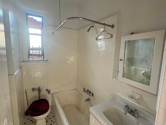 4th image of 529 E 22nd St #37