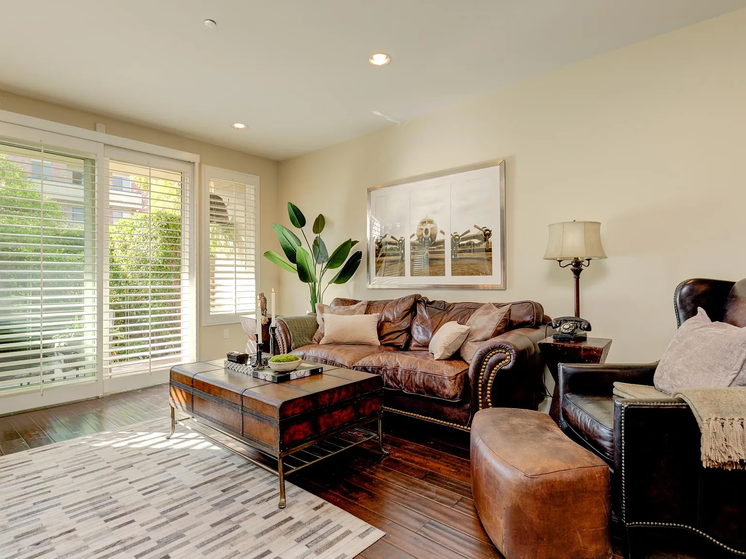 1318 Roxbury Dr — Photo 3