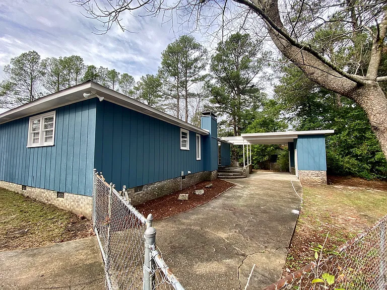 100 Penny Ln — Photo 2