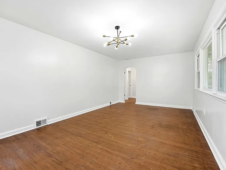 120 Webster Ave — Photo 11