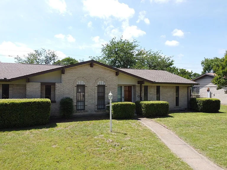 1302 Berkeley Dr — Photo 2