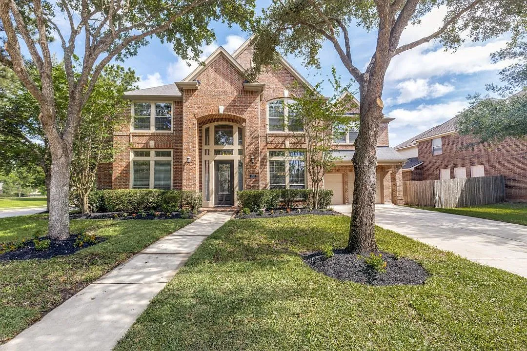 4 bed, 3.5 bath, 4616 sqft, $4,300 — Photo 1