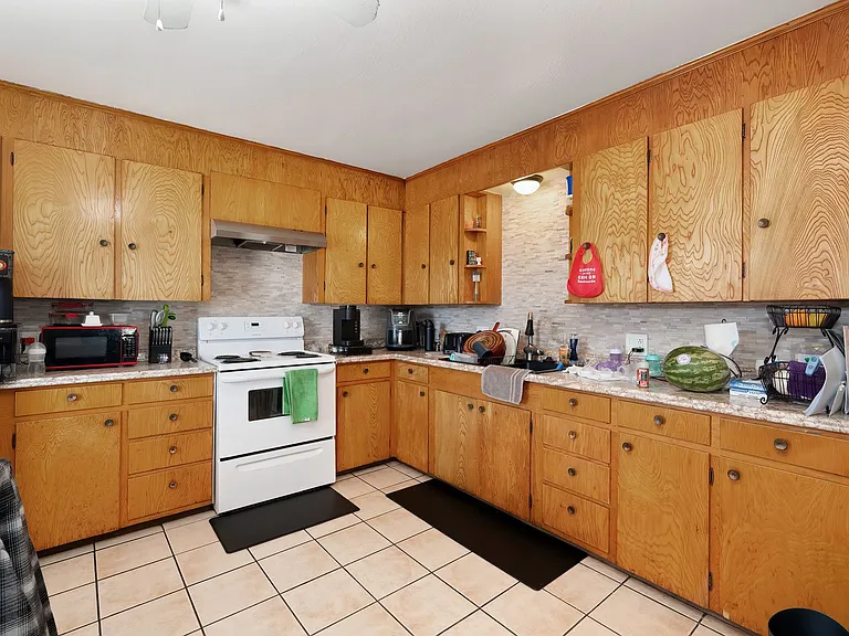 150 Center St — Photo 6