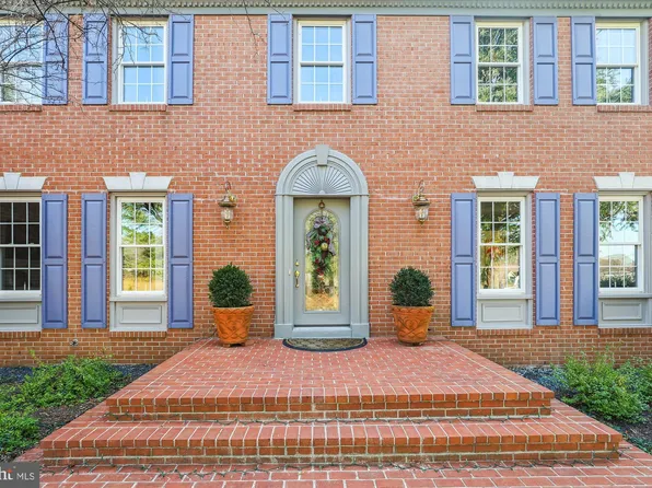 1613 Lozano Dr, Vienna, VA 22182