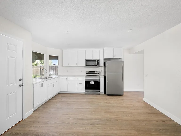 683 Jonquil St #B — Photo 6