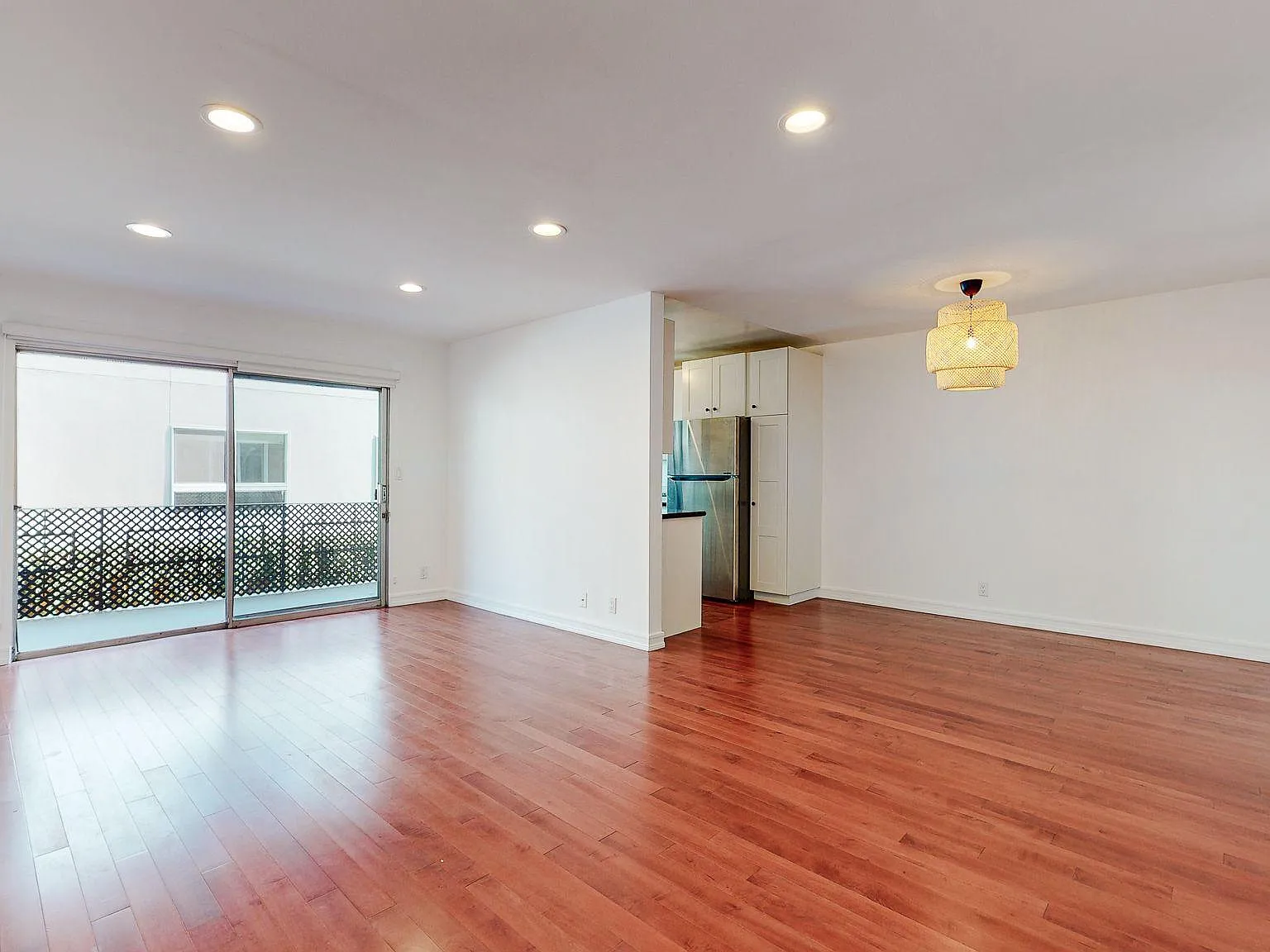 2 bed, 950 sqft, $3,995 — Photo 2