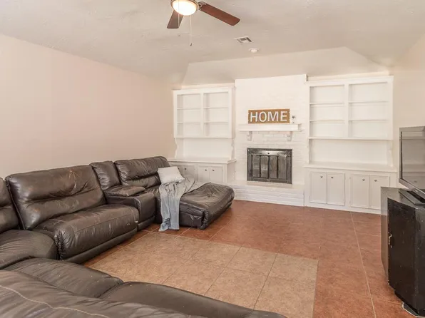 57 Artesian Oaks Dr, Conroe, TX 77304