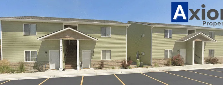 Beautiful 3 bedroom 1 bathroom apartment available now! — Photo 1