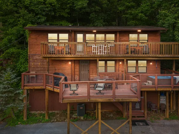 1516 Zurich Rd, Gatlinburg, TN 37738