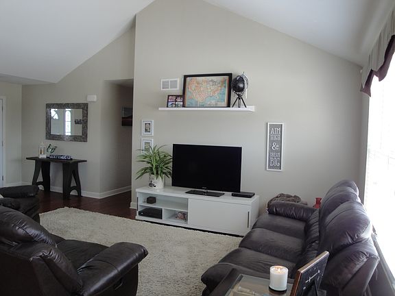 3rd image of 400 Derby Court