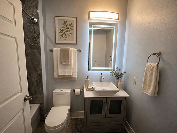 4th image of 200 Amber St #106