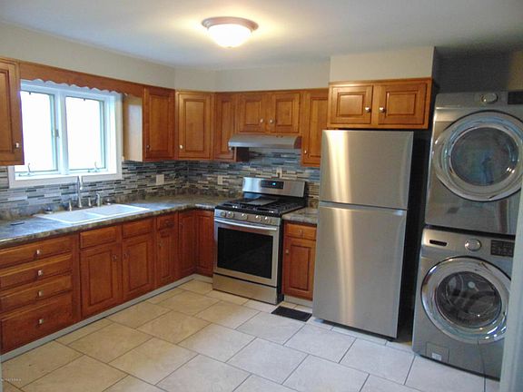 3rd image of 6 Harrison Pl