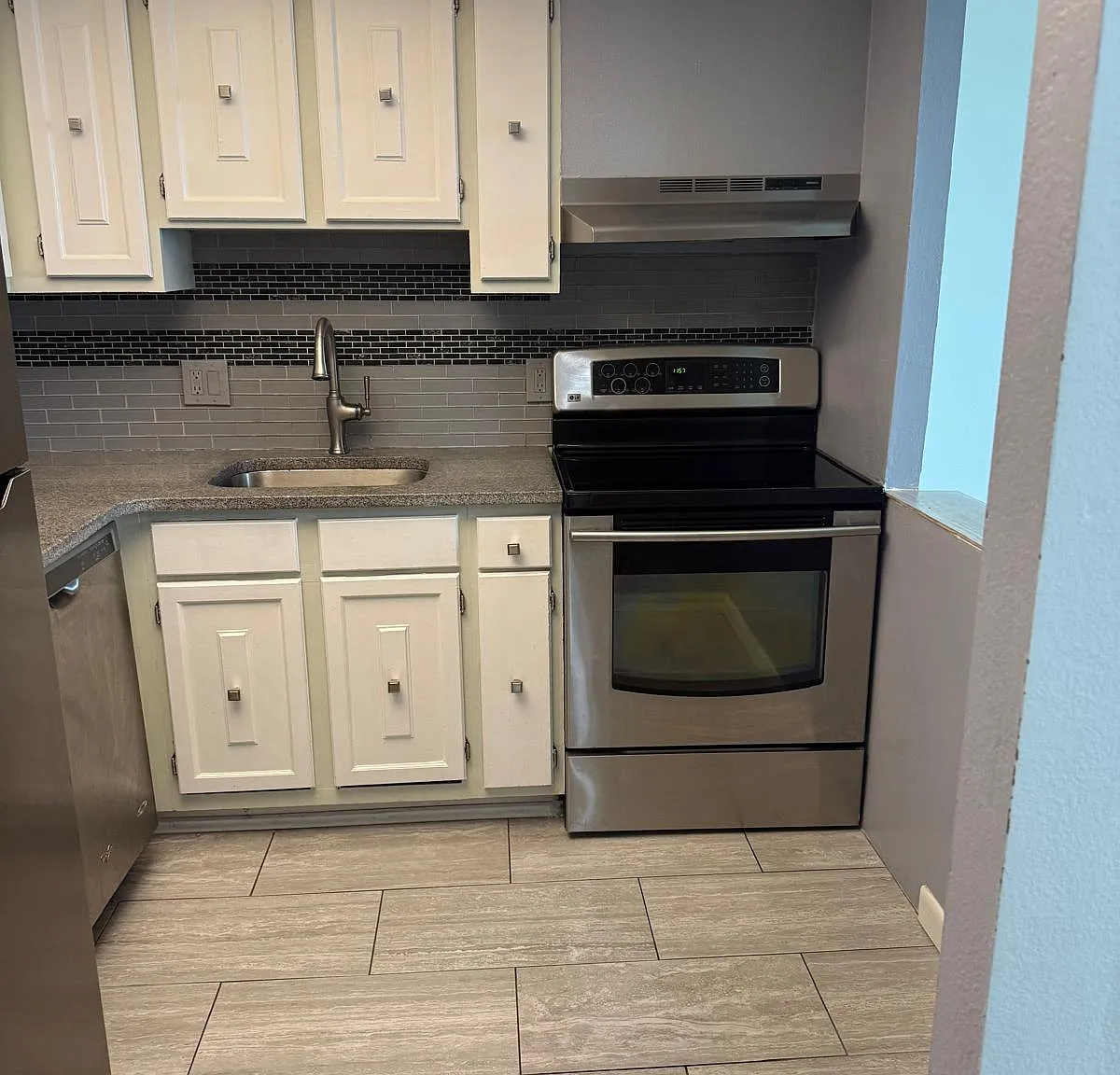 1 bed, 1.5 bath, 799 sqft, $1,900 — Photo 2