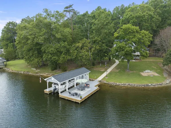1100 Crystal Forest Dr, Semora, NC 27343