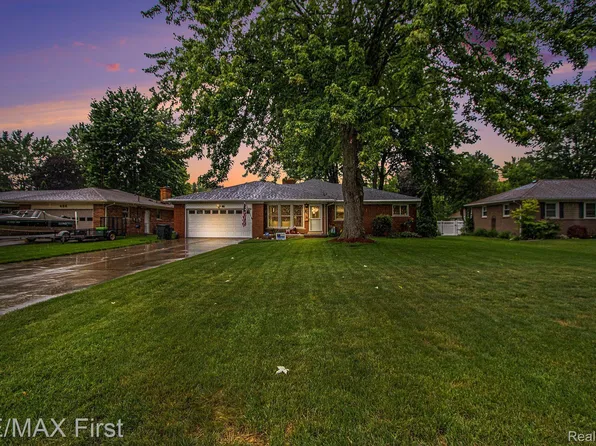 628 Cloverlawn St, East China, MI 48054