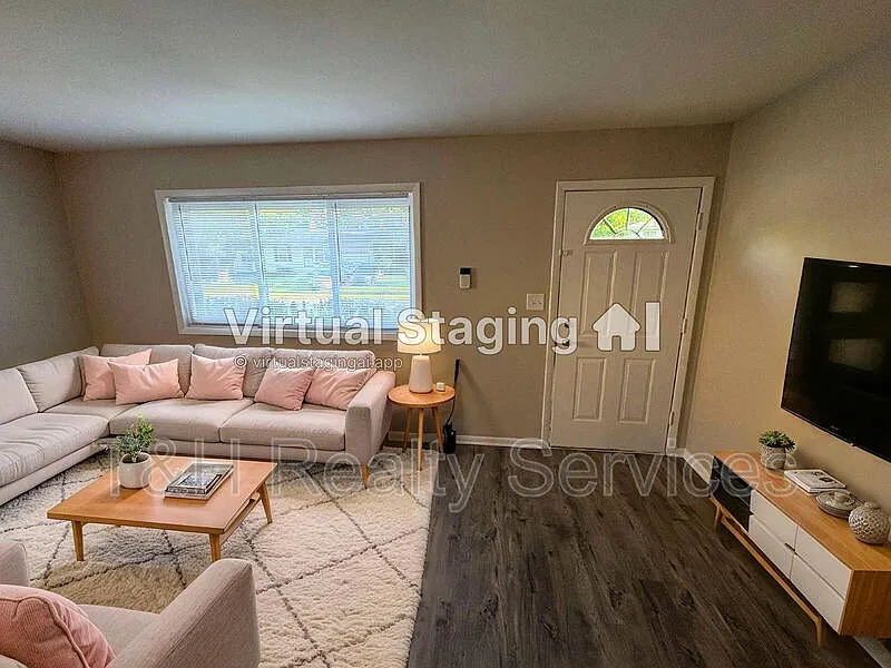 3 bed, 1.0 bath, 1025 sqft, $1,275 — Photo 2