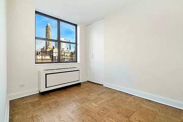 1st image of 400 E 71st St APT 21V
