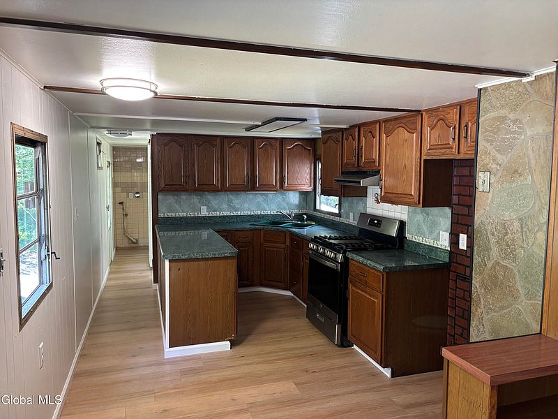 3rd image of 98 Red Pond Road