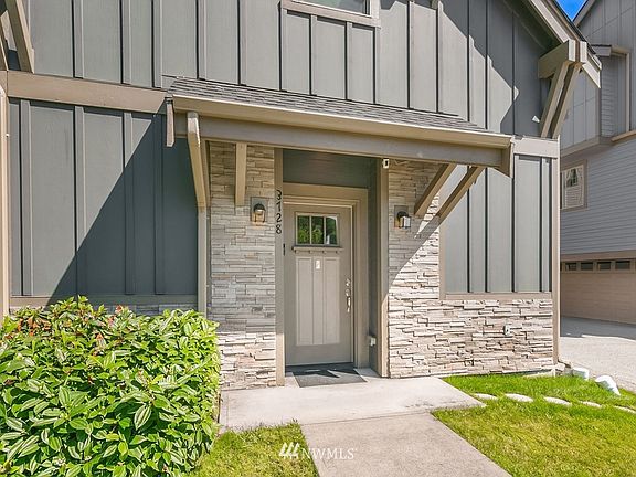 One of 5 homes in the complex, minutes from light rail and the airport.