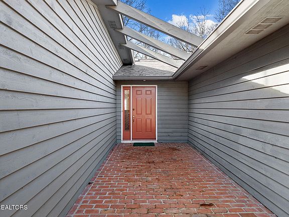 3rd image of 142 Rolling Green Dr