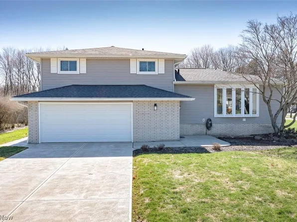 8267 Pinehurst Dr, Parma, OH 44129