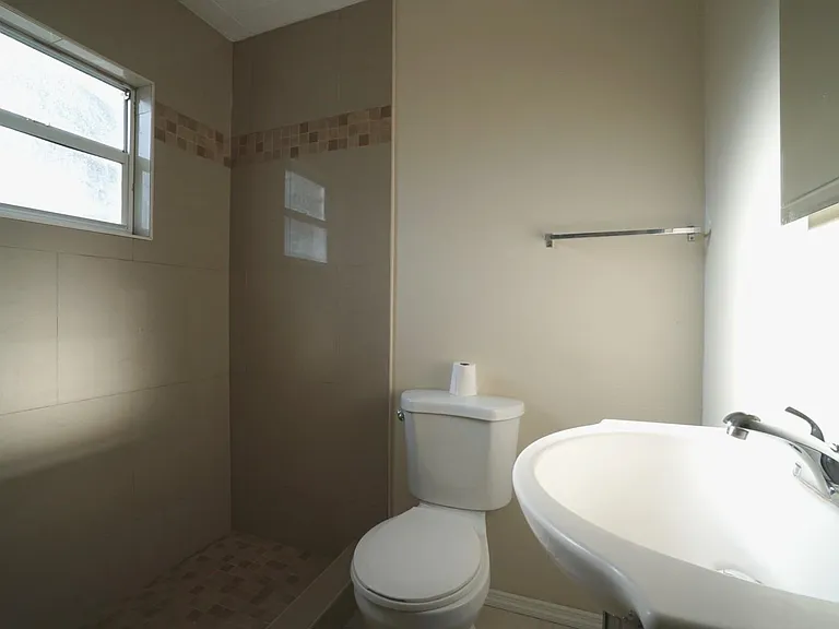 404 N Lake Ave — Photo 5