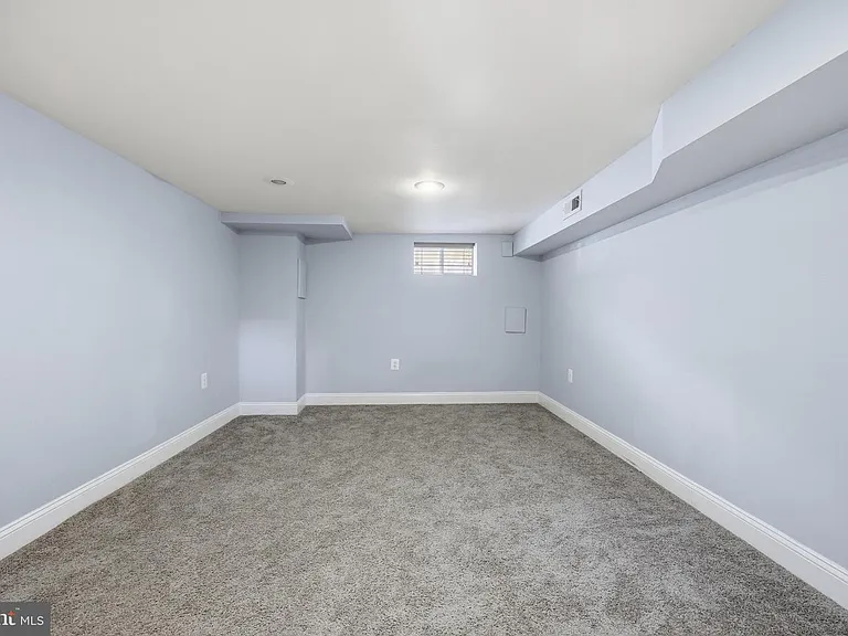 122 N Ellwood Ave — Photo 6
