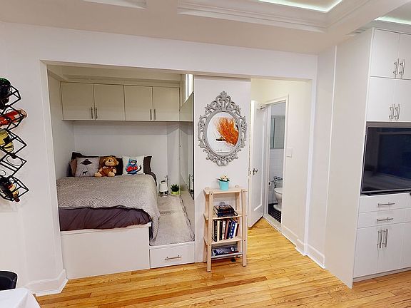 2nd image of 155 E 49th St Lobby 1C