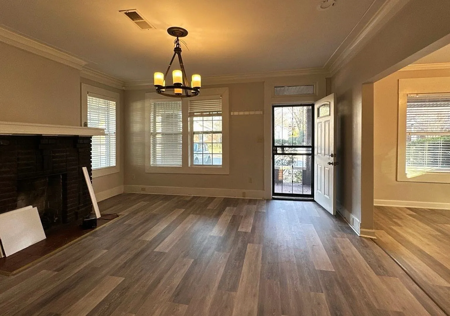 Rhodes Area 4 Bedroom /2.5 Bath House! Gorgeous New Floors — Photo 4