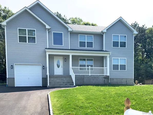 25 Walnut Street, Coram, NY 11727