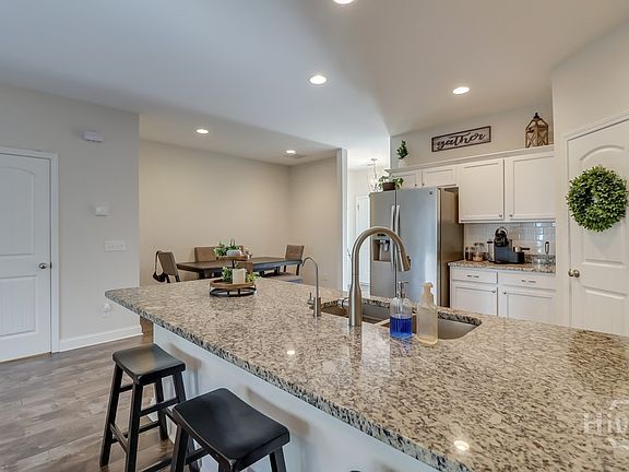 5th image of 413 Ferguson Lane