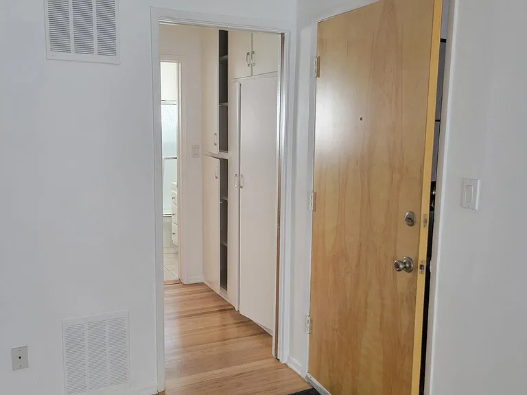 103 N Hayworth Ave — Photo 5
