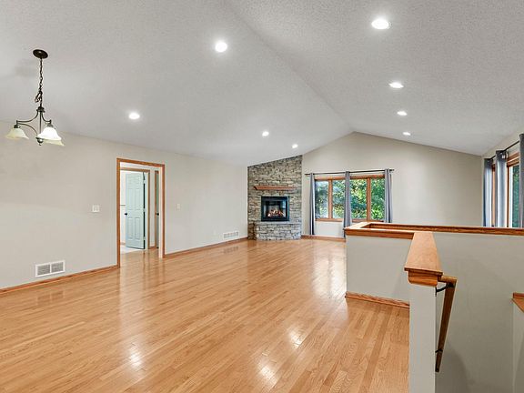 5th image of 1158 Summit Ave