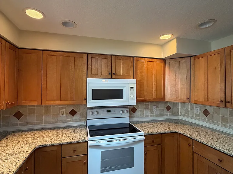 104 Oakwood Ave — Photo 10