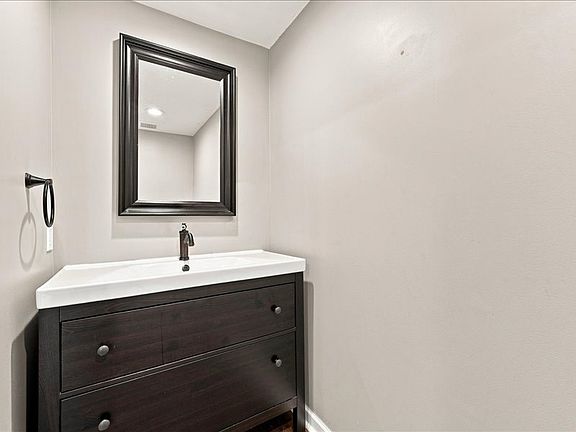 5th image of 521 Cantrell St