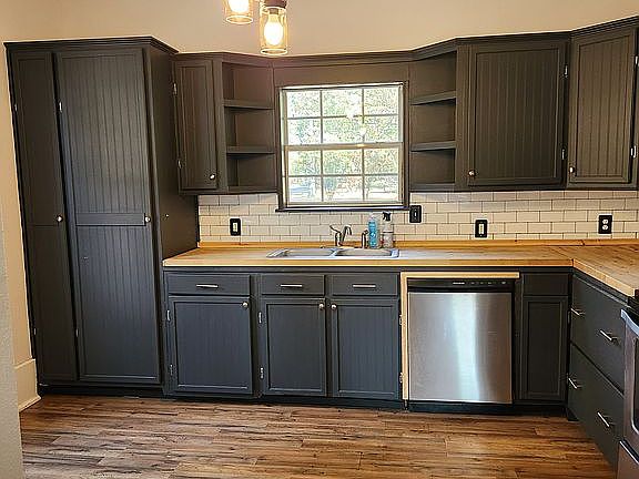 5th image of 405 W 8th St