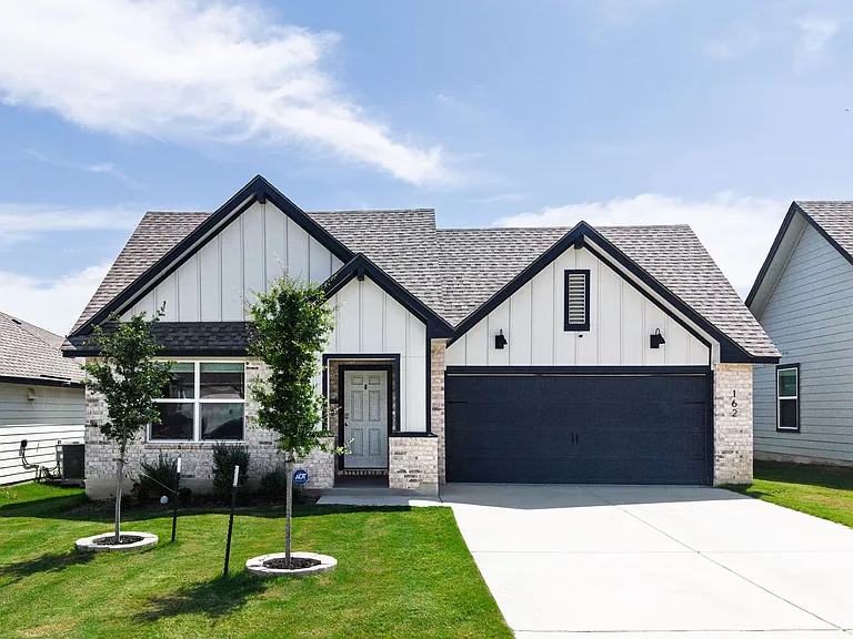 162 Ellenora Dr — Photo 1