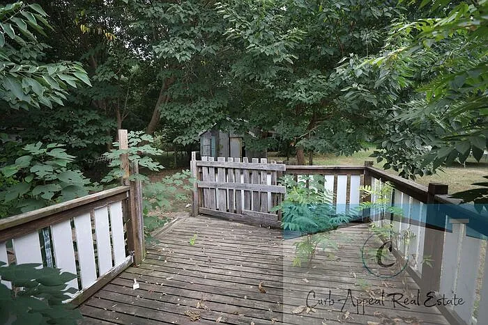 2 bed, 1.0 bath, 1000 sqft — Photo 2