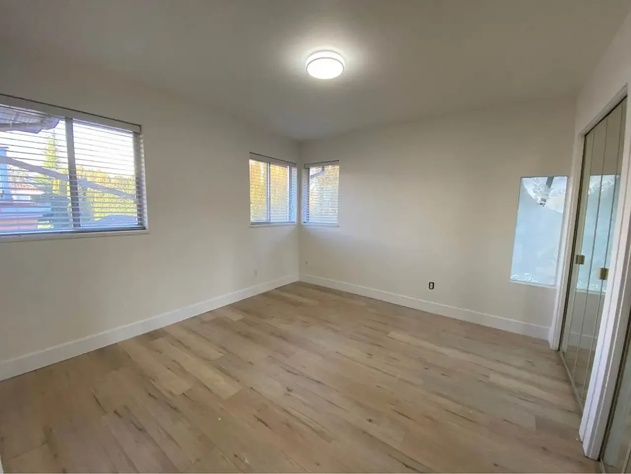 3 bed, 2500 sqft, $4,000 — Photo 2
