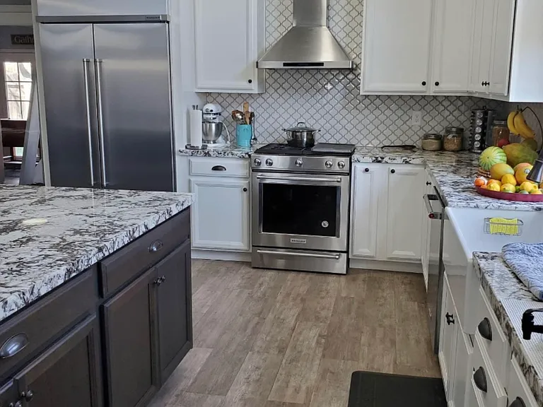 586 Huntington Ct — Photo 2