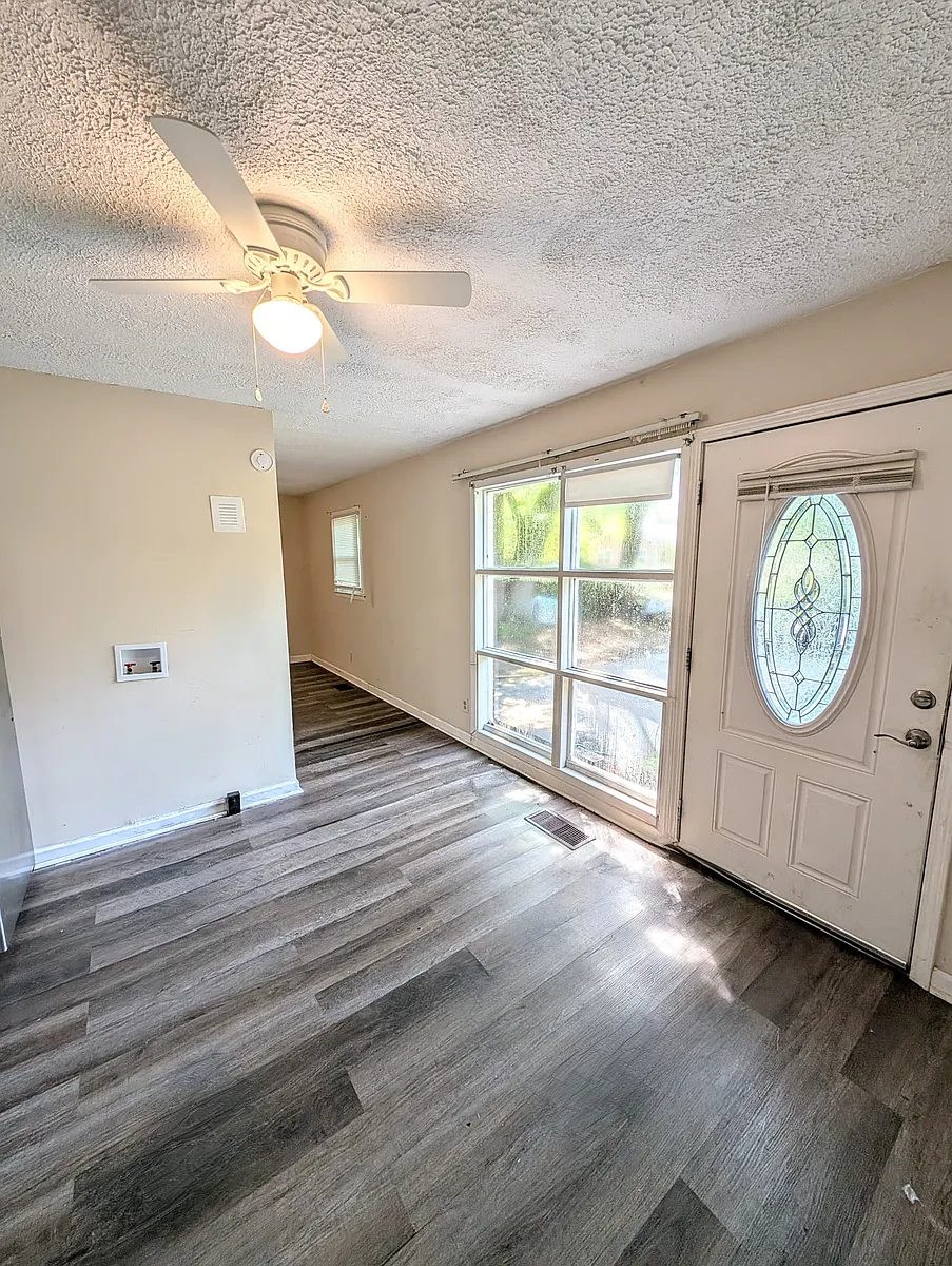 Building Photo - 2955 1st Ave SW #1