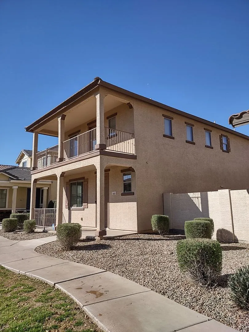 Charming 3 Bedroom, 2 Bath Home in Avondale — Photo 1